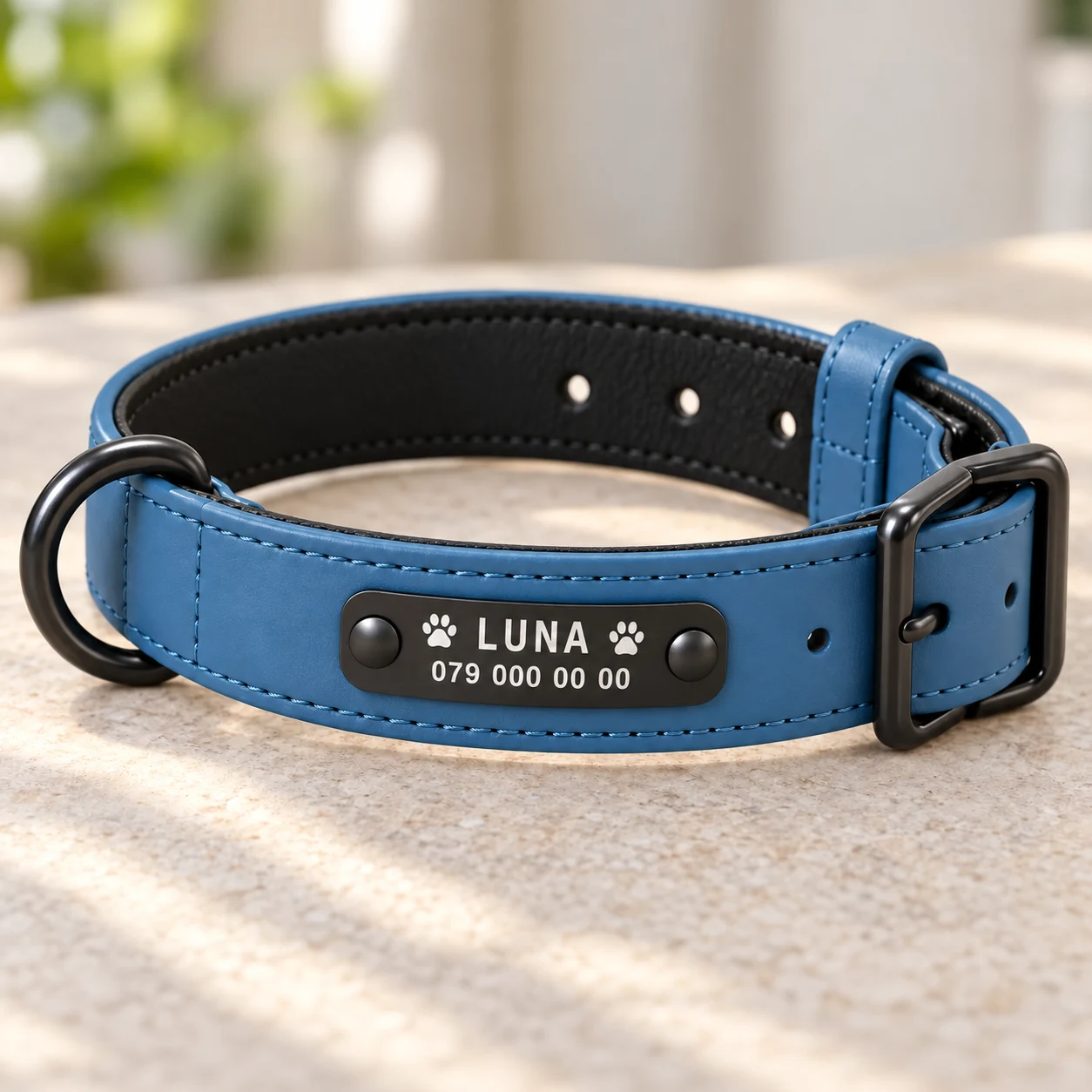 Blaues Hundehalsband mit Namensschild und Telefonnummer im Detail